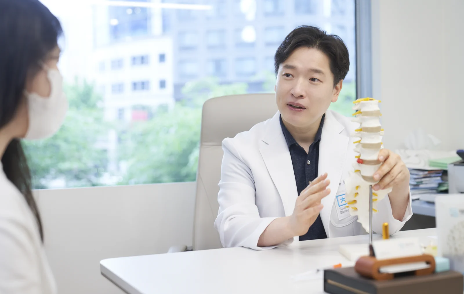 척봄한의원 원장과 환자의 상담 모습